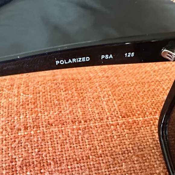 Quay Australia Black Sunglasses w protective fabric case - Picture 2 of 4